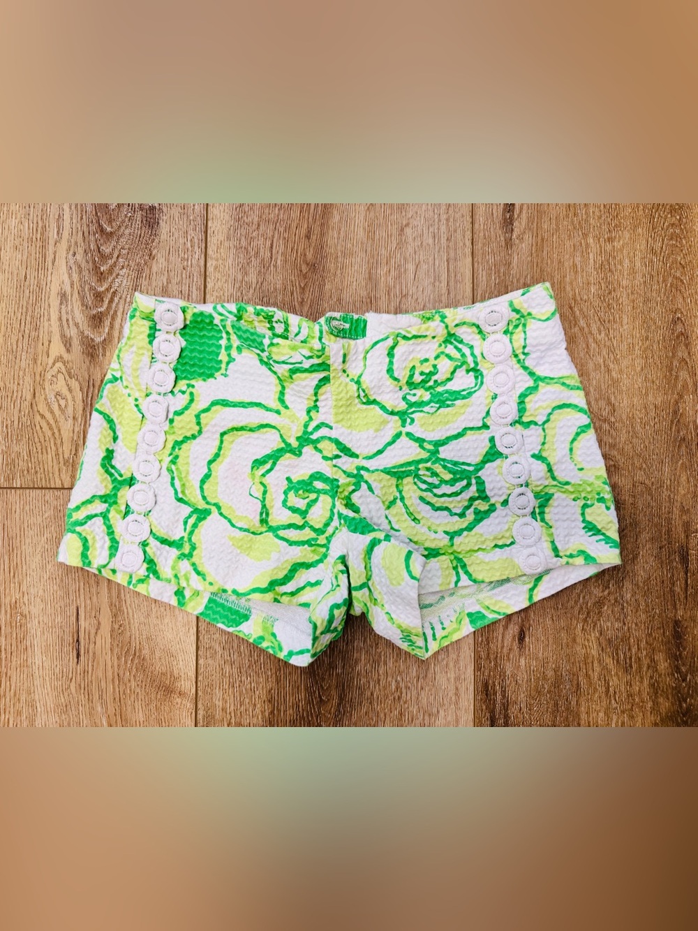 Lilly Pulitzer Liza Shorts - white embroidered lace detail on sides - Size 00